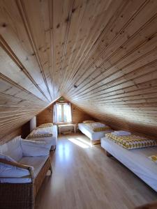 Habitación con 4 camas en una habitación de madera en Valhöll Skátaskáli en Ísafjörður
