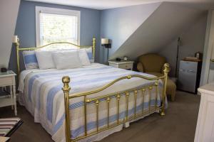 Schlafzimmer mit einem Bett mit blauer Wand in der Unterkunft Bourne Bed and Breakfast in Ogunquit
