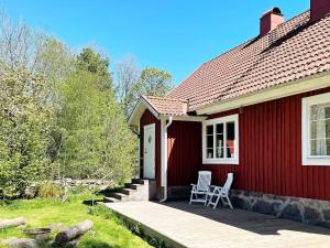 Hallabroにある5 person holiday home in Hallabro-By Traumの赤い家
