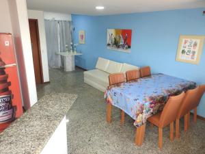 a living room with a table and a couch at Cobertura Canto da Sereia in Arraial do Cabo