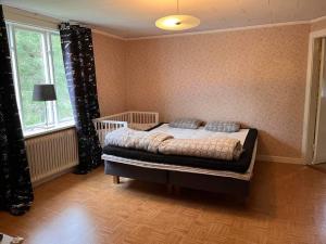 1 dormitorio con 1 cama en la esquina de una habitación en Holiday home VIKSJÖFORS en Viksjöfors