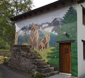 een muurschildering van drie beren aan de zijkant van een gebouw bij El Payarin tu casa apartamento en Asturias in Bárzana