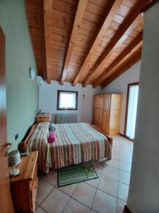 a bedroom with a bed and a wooden ceiling at Alloggio agrituristico Zambon in Vedelago