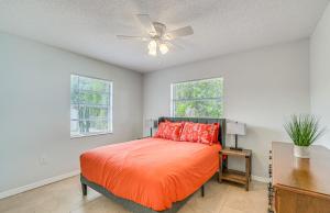 una camera con letto e ventilatore a soffitto di Florida Vacation Home Lanai and Private Yard! a Spring Hill