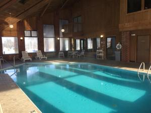 Bazén v ubytování Baymont by Wyndham Harvard nebo v jeho okolí