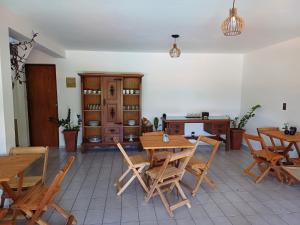 a dining room with wooden tables and chairs at Recanto da Tuca in Socorro