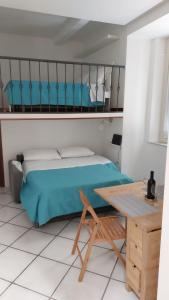 een slaapkamer met een bed en een houten tafel bij Casa vacanza La Spagnola in Napels