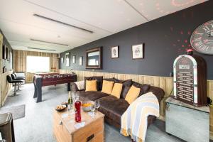 sala de estar con sofá y mesa de billar en The Pine Cabins including Games Room, Camp fire & Hot tub en Bristol