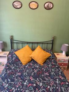 uma cama com duas almofadas num quarto em Seaside Villa on Secluded Green em Kent