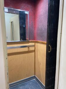 eine Holztür mit einem Spiegel in einem Zimmer in der Unterkunft Temporario 9 de Julio Santiago del Estero in Santiago del Estero