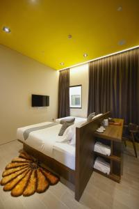 Tempat tidur dalam kamar di Hotel Yan