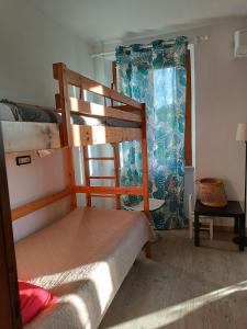 Un dormitorio con una litera y una ventana. en La Casa di Nora, en Turín