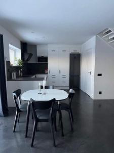 Kuchyň nebo kuchyňský kout v ubytování Fint hus nära Järvsöbacken