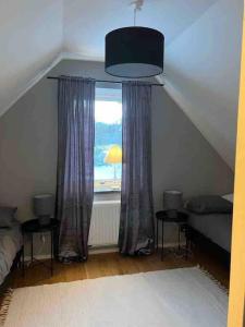 Cette chambre dispose d'une fenêtre avec un lit et une fenêtre. dans l'établissement Fint hus nära Järvsöbacken, à Järvsö