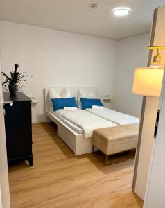 een slaapkamer met een bed met blauwe kussens bij Casita am Baldinger Tor in Nördlingen
