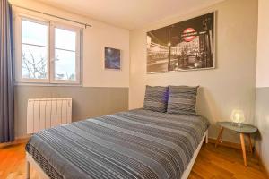 ein Schlafzimmer mit einem Bett und einem Tisch darin in der Unterkunft Apart' Minnie - Disneyland Paris - 3 Bedrooms - Parking privé in Magny-le-Hongre + 21 Fotos