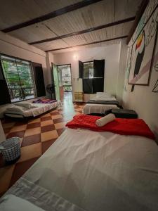 um quarto com duas camas e uma televisão em Casa del Pozo Azul em Minca