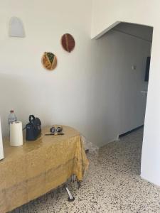 Una mesa en una habitación con un mantel. en Studio CoCoti, en Tataouine