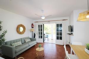 - un salon avec un canapé et une table dans l'établissement Villa LAS MARINAS - 4, con piscina privada y a 5 minutos de la playa, à Arenal d'en Castell