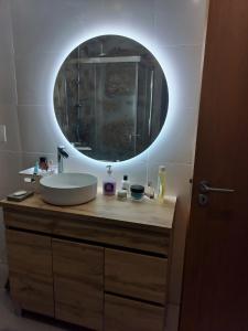 een badkamer met een wastafel en een spiegel bij Arpuro in Gouveia