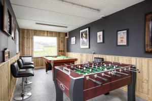 Zimmer mit Tischfußball und Tisch in der Unterkunft The Pine Lodge with Hot Tub and Games Room in Wick