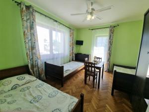Posteľ alebo postele v izbe v ubytovaní Hostel Rumiankowy Airport Hostel