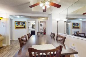 une salle à manger avec une table et des chaises dans l'établissement Sugar Top 2816, à Sugar Mountain