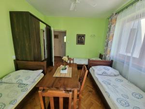 Posteľ alebo postele v izbe v ubytovaní Hostel Rumiankowy Airport Hostel