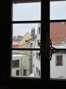 een raam met uitzicht op de stad bij Pension am Markt Meißen in Meißen