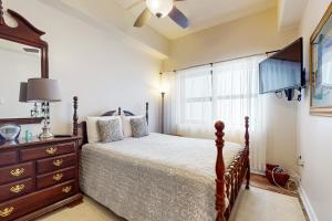 une chambre avec un lit, une commode et une fenêtre dans l'établissement Sugar Top 2816, à Sugar Mountain 41 autres photos