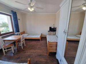 Kuchyňa alebo kuchynka v ubytovaní Hostel Rumiankowy Airport Hostel + 17 fotografií