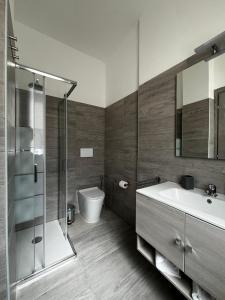W łazience znajduje się umywalka, prysznic i toaleta. w obiekcie SLEEP & FLY Bergamo Centro w Bergamo