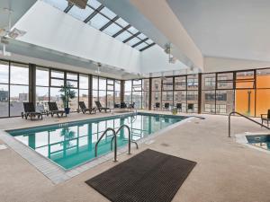 uma grande piscina num grande edifício com janelas em Loft640 in Center City w Parking, Pool, Gym em Filadélfia
