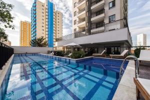 uma grande piscina no topo de um edifício em Tag Decor em São Paulo