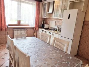Kuchyňa alebo kuchynka v ubytovaní Hostel Rumiankowy Airport Hostel