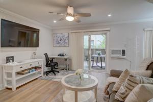 uma sala de estar com um sofá e uma mesa em Relaxing Resort Stay Less Than 3 Mi to La Jolla Shores! em San Diego