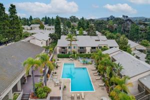 una vista aérea de una casa con piscina y palmeras en Relaxing Resort Stay Less Than 3 Mi to La Jolla Shores! en San Diego