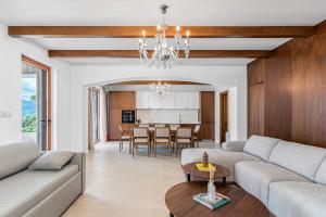 ein Wohnzimmer mit einer Couch und einem Tisch in der Unterkunft Belsize Villas in Budva