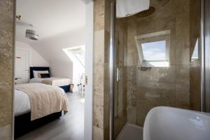 un bagno con doccia e una camera con un letto di Coastal View House a Doolin