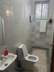 een badkamer met een toilet en een wastafel bij Eastend homes in Dodoma