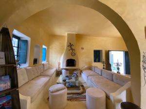 een woonkamer met een bank en een tafel bij Dar Oueghlani - Maison d'hôtes in El Mây