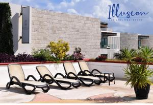 una fila de sillas alineadas contra una pared en Illusion Boutique "Near Beach", en Playa del Carmen
