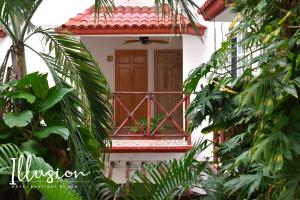drzwi wejściowe domu z roślinami w obiekcie Illusion Boutique "Near Beach" w mieście Playa del Carmen