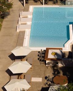una vista sul tetto di una piscina con tavoli e ombrelloni di Apollo Plakias a Plakiás