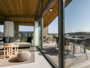 una sala de estar con un sofá y una mesa en Cottage in Wissenkerke near Nature Reserve, en Wissenkerke