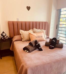 un letto con due cappelli sopra di El mejor monoambiente de Villa Devoto a Buenos Aires