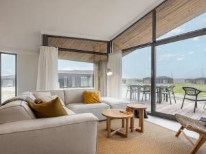 una sala de estar con un sofá y una mesa en Cottage in Wissenkerke near Nature Reserve, en Wissenkerke