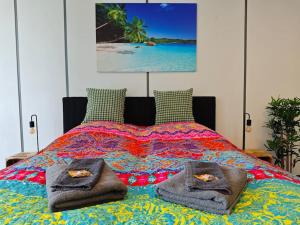 ein Schlafzimmer mit einem Bett mit Handtüchern darauf in der Unterkunft Wohlfühloase Köln 3 in Köln