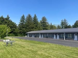 een gebouw met een grasveld ervoor bij Miracle Motel in Chatham