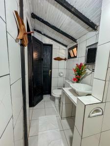 łazienka z toaletą i umywalką w obiekcie Pousada da Elma - Praia w mieście Trancoso